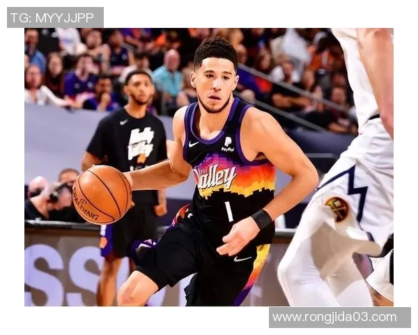 神奇一抛！布克关键三分续命太阳 最后18秒落后4分悬念继续